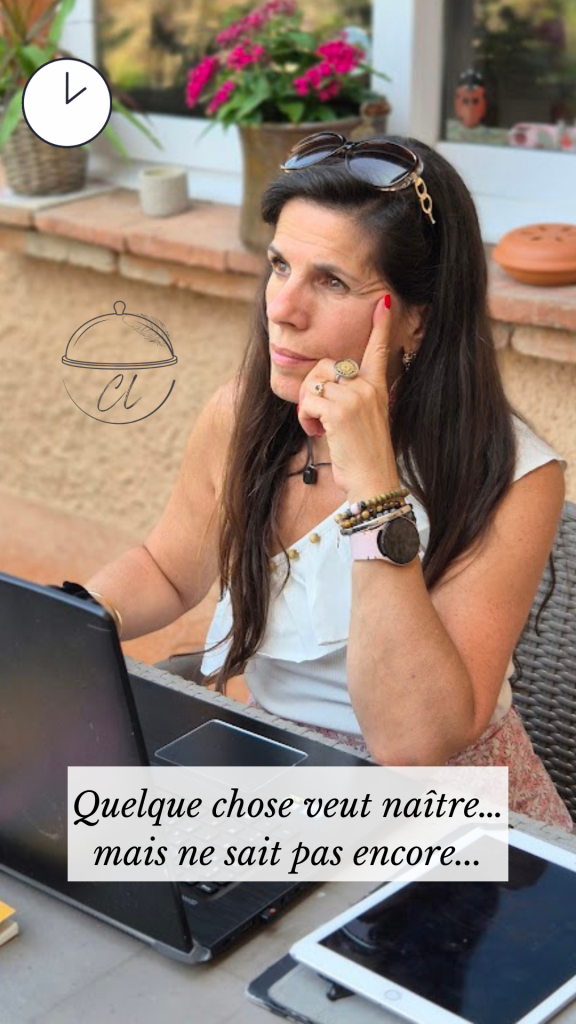 Femme assise devant un écran, concentrée, dans une ambiance tamisée, avec une citation évoquant la créativité en gestation.