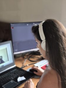 Casque vissé, je passe derrière l’écran !